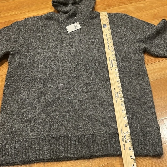 NWT Old Navy women’s hooded sweater with kangaroo pocket size medium. - Picture 9 of 10